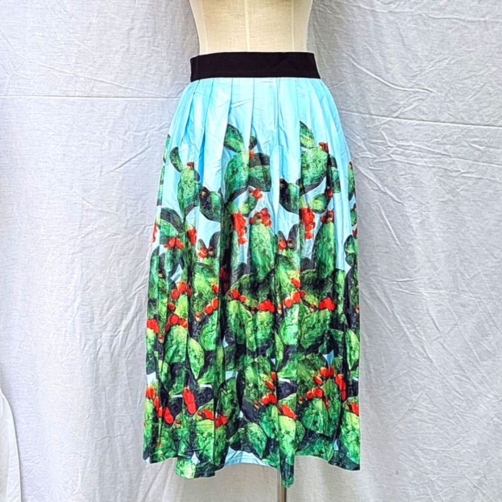 NWT Ladies M/2 skirt, blue with cacti, red blooms, lined, sz M